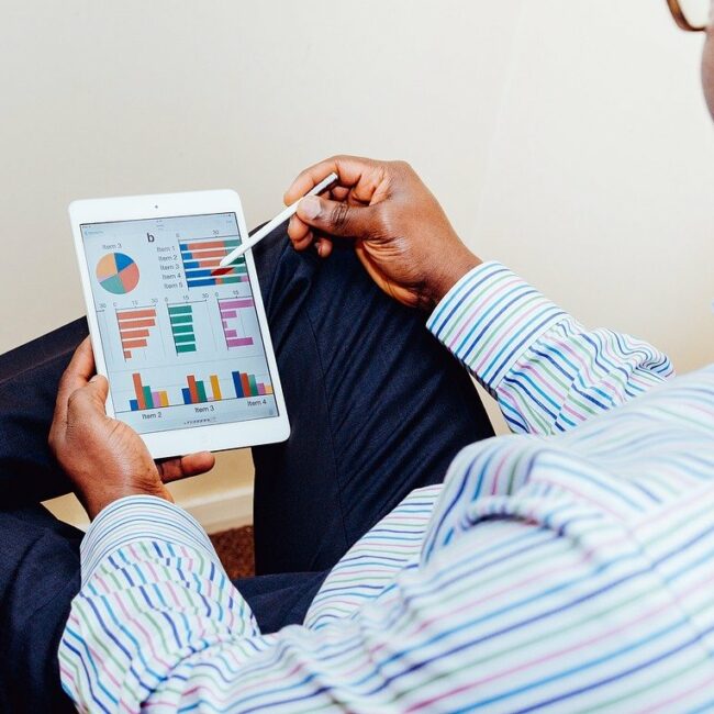 person, tablet, charts-731479.jpg